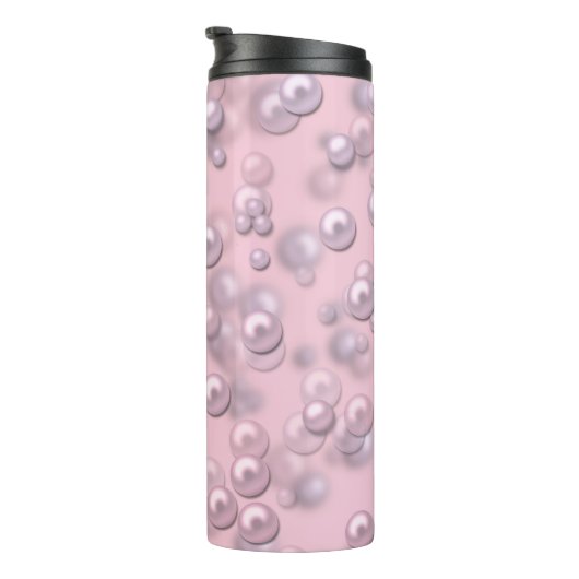 Plaatsers van wit-roze parels op roze fluweel thermosbeker (Geroteerd rechts)