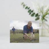 Plaatsingsbal voor roofspeler op rugbypitch briefkaart (Staand voorkant)