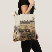 Place du Theater Francais, Paris Rain van Pissarro Tote Bag (Dichtbij)