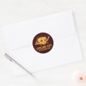 Plafondkat kijkt naar je ronde sticker (Envelop)