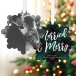 Plaid Getrouwd & Vrolijk Script Grote Foto Kerstmi Ornament Kaart<br><div class="desc">Deze feestelijke papieren ornamenten kaarten zijn voorzien van een grote enkele foto op de voorkant van de kaart. Op de achterkant is een gezellige groene en zwarte geruite achtergrond, een grote bewerkbare scriptbegroeting in het wit en jouw tekst in een klassiek serif lettertype. Deze ornamenten maken een fantastische vakantiekaart die...</div>