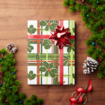 Plaid Holly Christmas Cadeaupapier<br><div class="desc">Dit kerstpapier met een witte achtergrond met een rood en groen lichtje heeft handbeschilderde holly bessen op de bovenkant gestrooid voor een feestelijk ontwerp dat er mooi uitziet onder elke kerstboom. Je kunt het patroon kleiner of groter maken op deze cadeauomslag.</div>