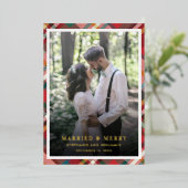 Plaid Kerstmisfoto Getrouwd en Merry Gold Folie Feestdagenkaart (Staand Voorkant)