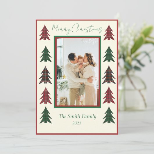  Plaid Red and Green Snowflakes & Christmas Trees  Feestdagenkaart (Staand voorkant)