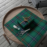 Plaid Rustic Henderson Green Christmas Tartan Cadeaupapier<br><div class="desc">Wikkel uw geschenken in de geest van Kerstmis met ons prachtige witte en groene tartan-inpakpapier. Dit klassieke geplaveide ontwerp straalt feestelijk gejuich uit en voegt een vleugje elegantie toe aan elk cadeau. Perfect voor het creëren van een onvergetelijke uitpakervaring voor uw dierbaren.</div>