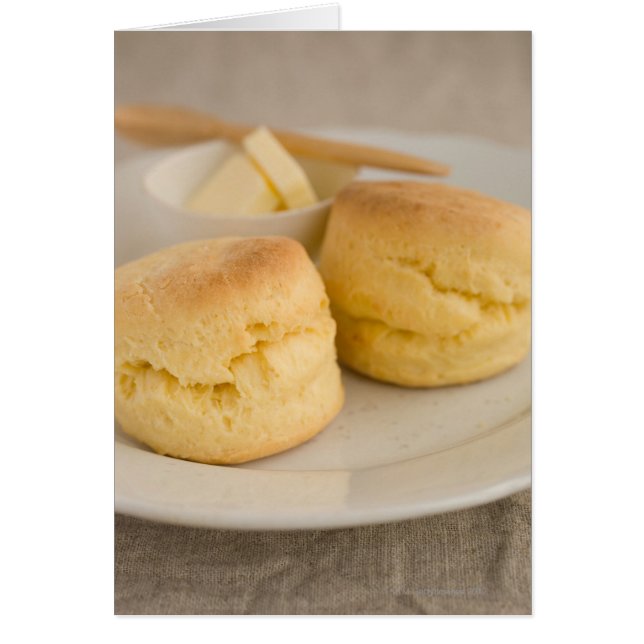 Plain scone met boter op bord (Voorkant)