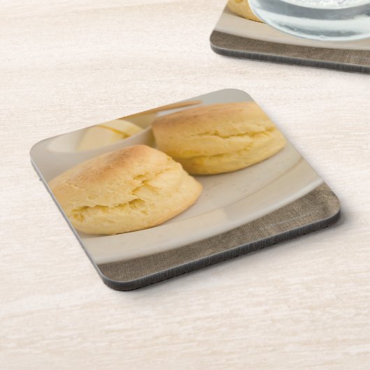 Plain scone met boter op bord onderzetter (Linkerzijde)