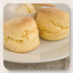 Plain scone met boter op bord onderzetter