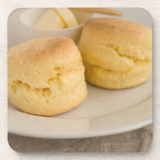 Plain scone met boter op bord onderzetter (Voorkant)