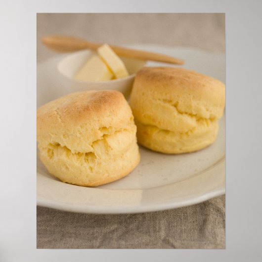 Plain scone met boter op bord poster (Voorkant)