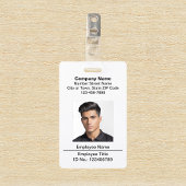 Plain teksten met foto's van werknemers met witte  badge