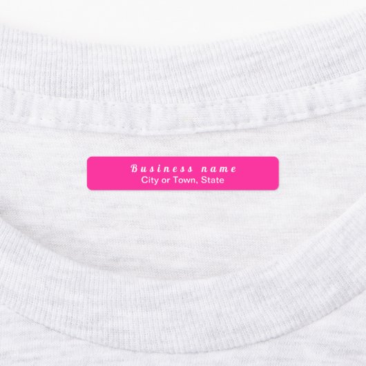 Plain Text Brand Name op Roze Rechthoekstrijk On Labels (Aangebracht)