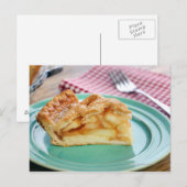 Plak van verse gebakken appeltaart op bord briefkaart (Voorkant / Achterkant)
