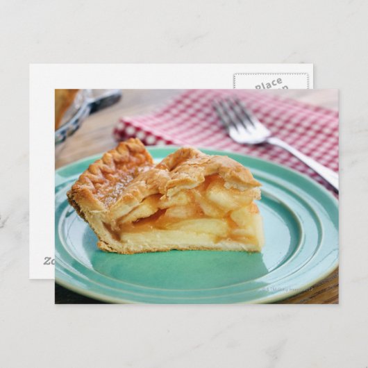 Plak van verse gebakken appeltaart op bord briefkaart (Voorkant / Achterkant)