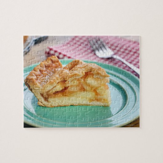 Plak van verse gebakken appeltaart op bord legpuzzel (Horizontaal)
