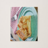 Plak van verse gebakken appeltaart op bord legpuzzel (Verticaal)
