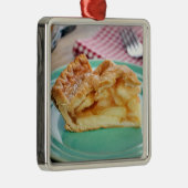 Plak van verse gebakken appeltaart op bord metalen ornament (Rechts)