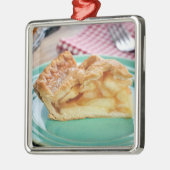 Plak van verse gebakken appeltaart op bord metalen ornament (Links)