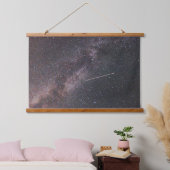 Plane crossing the Milky Way (2024) Hangend Wandkleed (Slaapkamer)