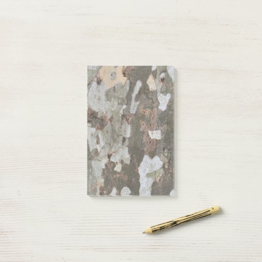 Plane tree camouflage looks bark pattern n post-it® notes (Op bureau)