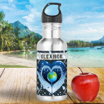 Planet Earth Hydratatie Groen Blauw Hart Waterfles<br><div class="desc">Een herbruikbare,  roestvrijstalen waterfles met een ontwerp van planeet Aarde die een bron van water in een liefdeshartvorm biedt. Op de achtergrond zijn regendruppels te zien en het woord 'hydrateren' in een zich herhalend patroon. Personaliseer met een naam boven het planet afbeelding voor een stijlvol en handig cadeau.</div>