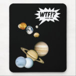 Planet Pluto WTF.? Funny Science Geek Astronomie Muismat<br><div class="desc">Hilarious science geek astronomie grap in de herdenking van arme planeet Pluto, helemaal alleen daar aan het uiteinde van het zonnestelsel, alleen nu het nieuws gehoord dat hij gedemoteerd is naar de status "dwerg" en zo ver weg kunnen we zelfs niet zien dat hij ons de vinger geeft. Dit is...</div>