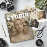 Planner voor aangepaste fotografen<br><div class="desc">Bent u een fotograaf op zoek naar de ideale planner om afspraken met klanten te plannen en uw groeiende bewerkings- en marketingtaken te beheren? De planner van deze gepersonaliseerde fotograaf toont niet alleen je eigen afbeelding als cover art, maar toont ook prominent je studio- of fotografienaam. Daarnaast heb je de...</div>