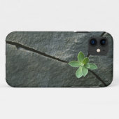 Plant die groeit in gebarsten kei Case-Mate iPhone case (Achterkant (horizontaal))