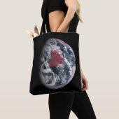 Plant groei op Planet Earth. Tote Bag (Dichtbij)