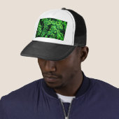 Plant met groene bobbel trucker pet (In situ)