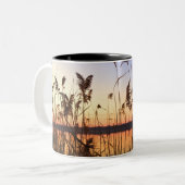 Plant Silhouette door Lakeside sunset Tweekleurige Koffiemok (Voorkant links)