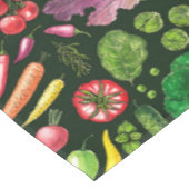 Plantaardige kruiden en tuinoogst op zwart tafelkleed (Gekanteld)