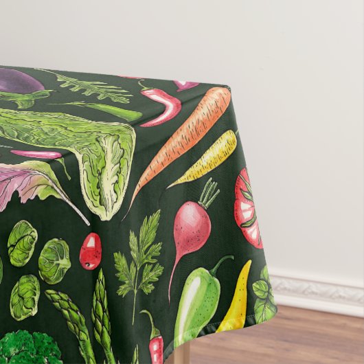 Plantaardige kruiden en tuinoogst op zwart tafelkleed (Voorbeeld)