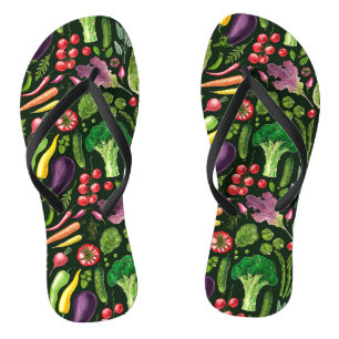 Plantaardige kruiden en tuinoogst op zwart teenslippers