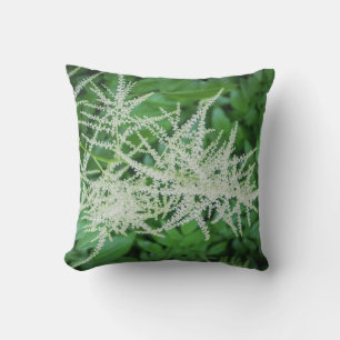 Planten met zomergroen en wit buitenkussen