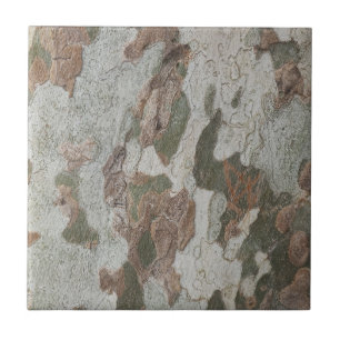 Plantenboomcamouflage ziet uit op barstpatroon tegeltje
