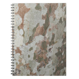Plantenboomcamouflage ziet uit op notitieboek van 