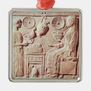 Plaque van een vrouw die cadeaus geeft aan een zit metalen ornament