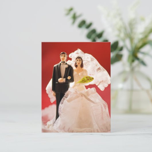 Plastic bruid en bruidegom bruidstaart briefkaart (Staand voorkant)