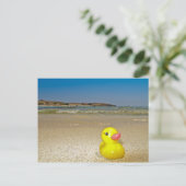 Plastic Duck op het strand Briefkaart (Staand voorkant)