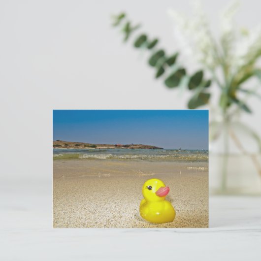 Plastic Duck op het strand Briefkaart (Staand voorkant)
