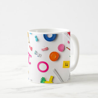 Plastische letters artistiek gerangschikt op een d koffiemok