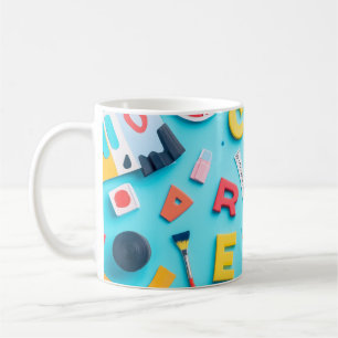 Plastische letters artistiek gerangschikt op een d koffiemok