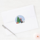 Platbeklede kweekreeuw en kerstboom ronde sticker (Envelop)