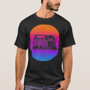 Platenspeler DJ mixer op zonsondergang graphic T-shirt
