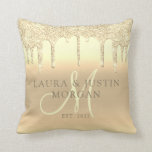 Platinum Gold Glitter Drift Monogram Passen getrou Kussen<br><div class="desc">Een elegante gepersonaliseerde monogrammed newlyweds keepomwille bruiloft gooit kussen naar cadeau aan de bruid en de bruid. Aanpassen met hun achternaam.</div>