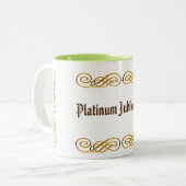 Platinum Jubilee 2022 Gold Tweekleurige Koffiemok (Voorkant links)