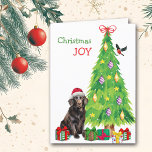 Platte gecoate retriever hond, vogel en kerstboom feestdagen kaart<br><div class="desc">Pet Aan de voorzijde van deze kerstkaart draagt een mooie Flat Coated Retriever een rood-wit Sinterklaashondje terwijl hij naast een kerstboom zit. Een mooie Flat Coated Retriever draagt een rood-wit Sinterklaashondje terwijl hij naast een kerstboom zit. Licht verpakte cadeaupakketten zijn verspreid over, en een goudvink landt op de kerstboom. De...</div>