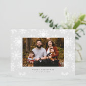 Platte witte vette sneeuwvlokken op de achtergrond feestdagenkaart (Staand voorkant)