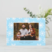 Platte witte vette sneeuwvlokken op de achtergrond feestdagenkaart (Staand voorkant)